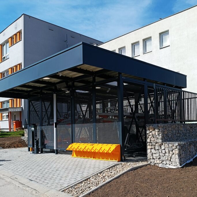 Pri troch žilinských základných školách osadilo mesto nové cykloprístrešky