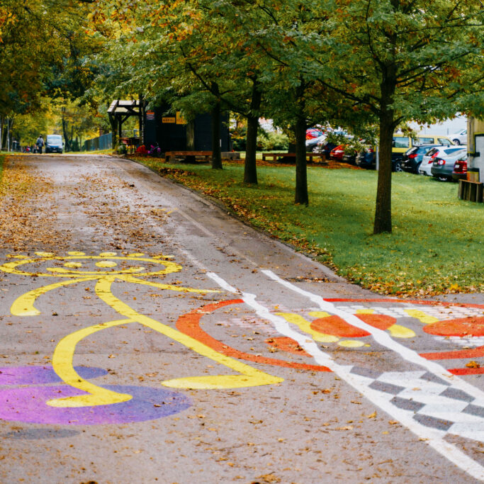 Hlboká cesta má nové prvky pre bezpečný pohyb chodcov a cyklistov