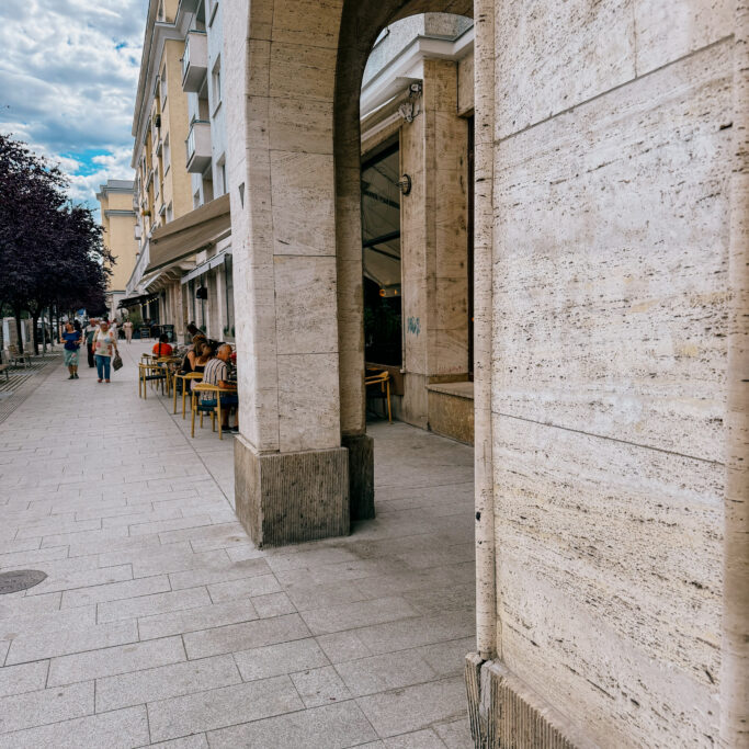 Žilina má nový stroj na odstraňovanie grafitov. Prvé čistenie prebieha na Bulvári
